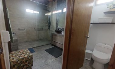 SE VENDE HERMOSA CASA CAMPESTRE AMOBLADA