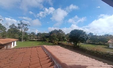 SE VENDE HERMOSA CASA CAMPESTRE AMOBLADA