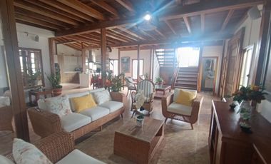 SE VENDE HERMOSA CASA CAMPESTRE AMOBLADA