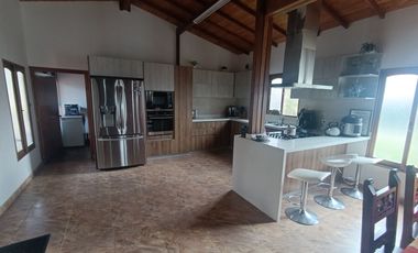 SE VENDE HERMOSA CASA CAMPESTRE AMOBLADA