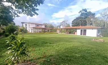 SE VENDE HERMOSA CASA CAMPESTRE AMOBLADA