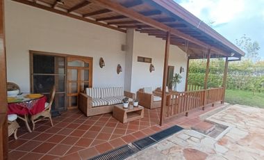 SE VENDE HERMOSA CASA CAMPESTRE AMOBLADA