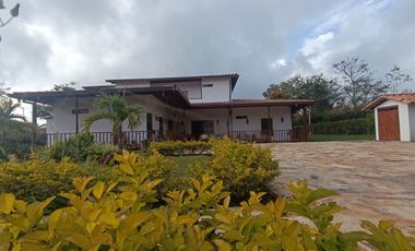 SE VENDE HERMOSA CASA CAMPESTRE AMOBLADA