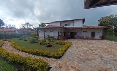 SE VENDE HERMOSA CASA CAMPESTRE AMOBLADA