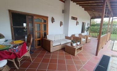 SE VENDE HERMOSA CASA CAMPESTRE AMOBLADA