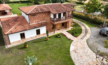 SE VENDE HERMOSA CASA CAMPESTRE AMOBLADA