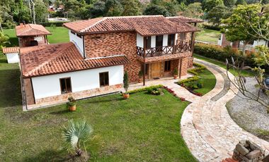 SE VENDE HERMOSA CASA CAMPESTRE AMOBLADA