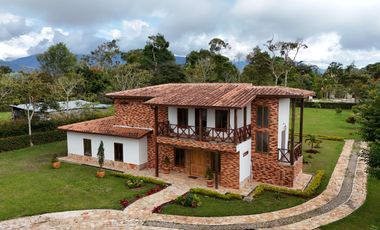 SE VENDE HERMOSA CASA CAMPESTRE AMOBLADA
