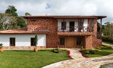 SE VENDE HERMOSA CASA CAMPESTRE AMOBLADA