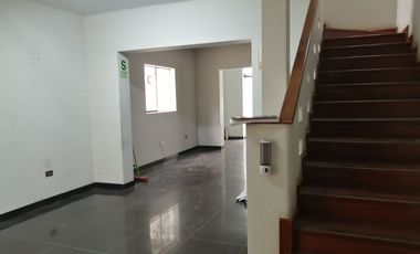 En Venta Casa de 2 Pisos Ubicada Cerca Al Bosque El Olivar - San Isidro