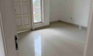 townhouse. jkt selatan. hrg. super terjangkau. cilandak. timur. turun. harga. jual.  cpt.  6,8m.  jadi.  4,9.     lingkungan. asri.  tenang. one. gate. termurah. jkt. selatan