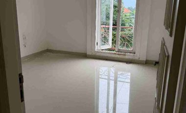 townhouse. jkt selatan. hrg. super terjangkau. cilandak. timur. turun. harga. jual.  cpt.  6,8m.  jadi.  4,9.     lingkungan. asri.  tenang. one. gate. termurah. jkt. selatan