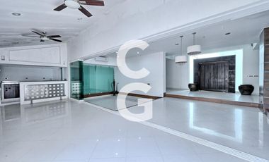 Casa en Venta en Cancun en Residencial Villa Magna con Alberca y Extenso Jardín
