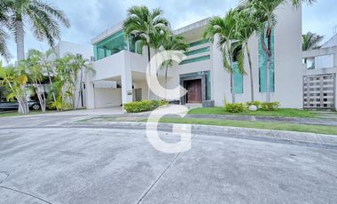 Casa en Venta en Cancun en Residencial Villa Magna con Alberca y Extenso Jardín