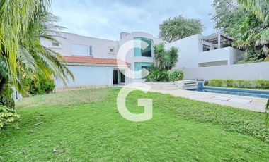 Casa en Venta en Cancun en Residencial Villa Magna con Alberca y Extenso Jardín