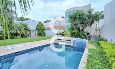 Casa en Venta en Cancun en Residencial Villa Magna con Alberca y Extenso Jardín