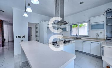 Casa en Venta en Cancun en Residencial Villa Magna con Alberca y Extenso Jardín
