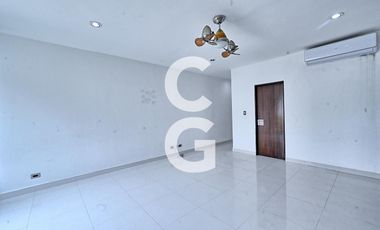 Casa en Venta en Cancun en Residencial Villa Magna con Alberca y Extenso Jardín