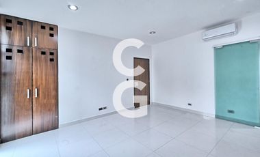 Casa en Venta en Cancun en Residencial Villa Magna con Alberca y Extenso Jardín