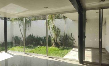 HERMOSA RESIDENCIA. 3 RECS CON BAÑO. EN PRIVADA.