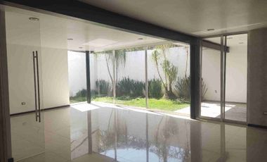 HERMOSA RESIDENCIA. 3 RECS CON BAÑO. EN PRIVADA.