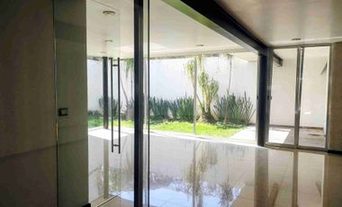 HERMOSA RESIDENCIA. 3 RECS CON BAÑO. EN PRIVADA.