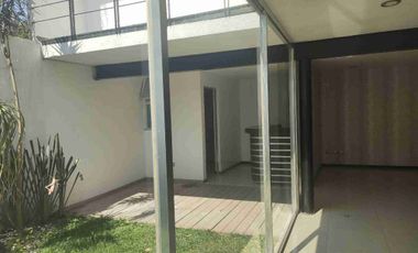 HERMOSA RESIDENCIA. 3 RECS CON BAÑO. EN PRIVADA.