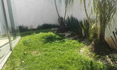 HERMOSA RESIDENCIA. 3 RECS CON BAÑO. EN PRIVADA.