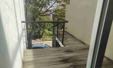 HERMOSA RESIDENCIA. 3 RECS CON BAÑO. EN PRIVADA.