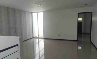 HERMOSA RESIDENCIA. 3 RECS CON BAÑO. EN PRIVADA.