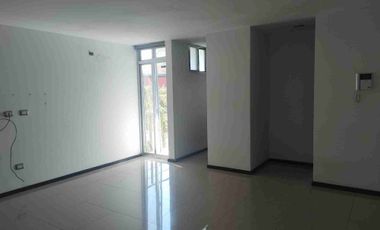 HERMOSA RESIDENCIA. 3 RECS CON BAÑO. EN PRIVADA.