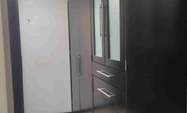 HERMOSA RESIDENCIA. 3 RECS CON BAÑO. EN PRIVADA.