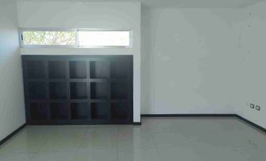 HERMOSA RESIDENCIA. 3 RECS CON BAÑO. EN PRIVADA.