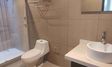 HERMOSA RESIDENCIA. 3 RECS CON BAÑO. EN PRIVADA.