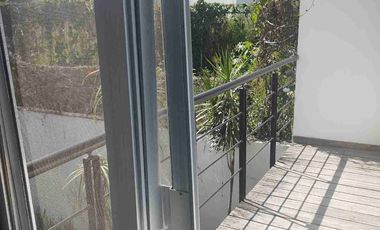 HERMOSA RESIDENCIA. 3 RECS CON BAÑO. EN PRIVADA.