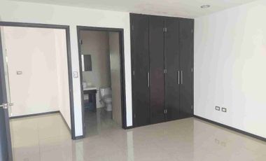 HERMOSA RESIDENCIA. 3 RECS CON BAÑO. EN PRIVADA.