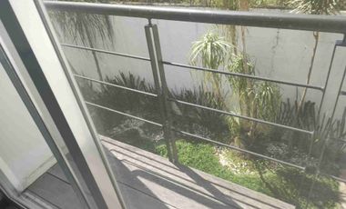 HERMOSA RESIDENCIA. 3 RECS CON BAÑO. EN PRIVADA.