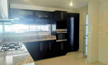 HERMOSA RESIDENCIA. 3 RECS CON BAÑO. EN PRIVADA.