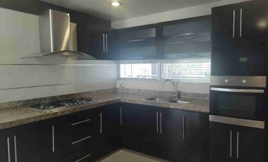 HERMOSA RESIDENCIA. 3 RECS CON BAÑO. EN PRIVADA.