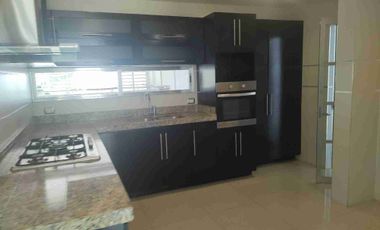 HERMOSA RESIDENCIA. 3 RECS CON BAÑO. EN PRIVADA.