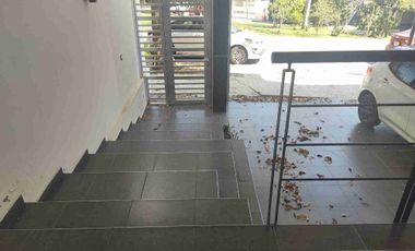 HERMOSA RESIDENCIA. 3 RECS CON BAÑO. EN PRIVADA.