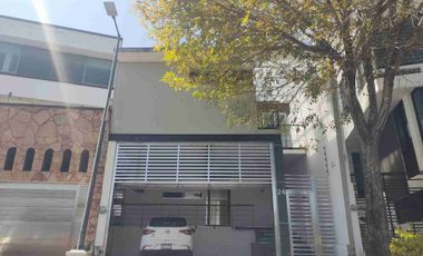 HERMOSA RESIDENCIA. 3 RECS CON BAÑO. EN PRIVADA.