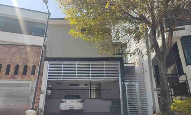 HERMOSA RESIDENCIA. 3 RECS CON BAÑO. EN PRIVADA.