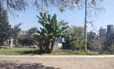 HERMOSA RESIDENCIA. 3 RECS CON BAÑO. EN PRIVADA.