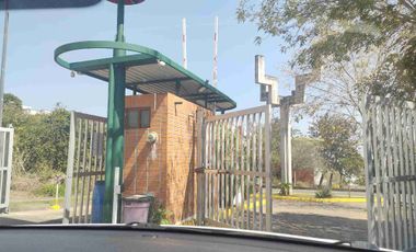 HERMOSA RESIDENCIA. 3 RECS CON BAÑO. EN PRIVADA.