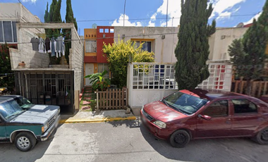 CASA EN VENTA Y EN OPORTUNIDADA PARA INVERSION, NO CREDITOS, UBICADA EN : PASEO DEL HILGUERON 43 CASA 