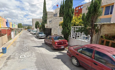 CASA EN VENTA Y EN OPORTUNIDADA PARA INVERSION, NO CREDITOS, UBICADA EN : PASEO DEL HILGUERON 43 CASA 