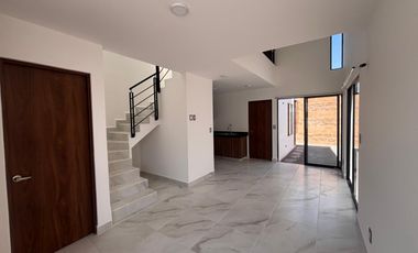 CASA NUEVA EN RENTA ARZÚ RESIDENCIAL LEON GTO ZONA SUR, HABITACIÓN EN PLANTA BAJA Y DOBLE ALTURA.