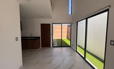 CASA NUEVA EN RENTA ARZÚ RESIDENCIAL LEON GTO ZONA SUR, HABITACIÓN EN PLANTA BAJA Y DOBLE ALTURA.