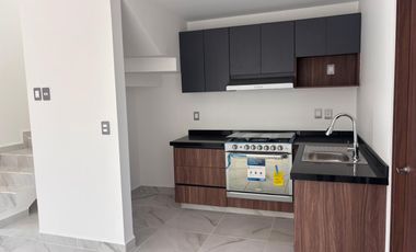 CASA NUEVA EN RENTA ARZÚ RESIDENCIAL LEON GTO ZONA SUR, HABITACIÓN EN PLANTA BAJA Y DOBLE ALTURA.